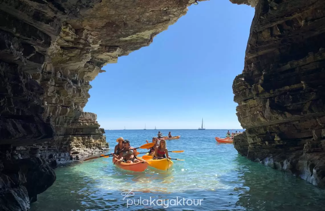 Tour in kayak nelle grotte marine
